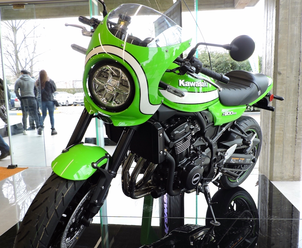 Kawasaki presentó oficialmente sus Z400 Z900RS Café y Versys 1000 y