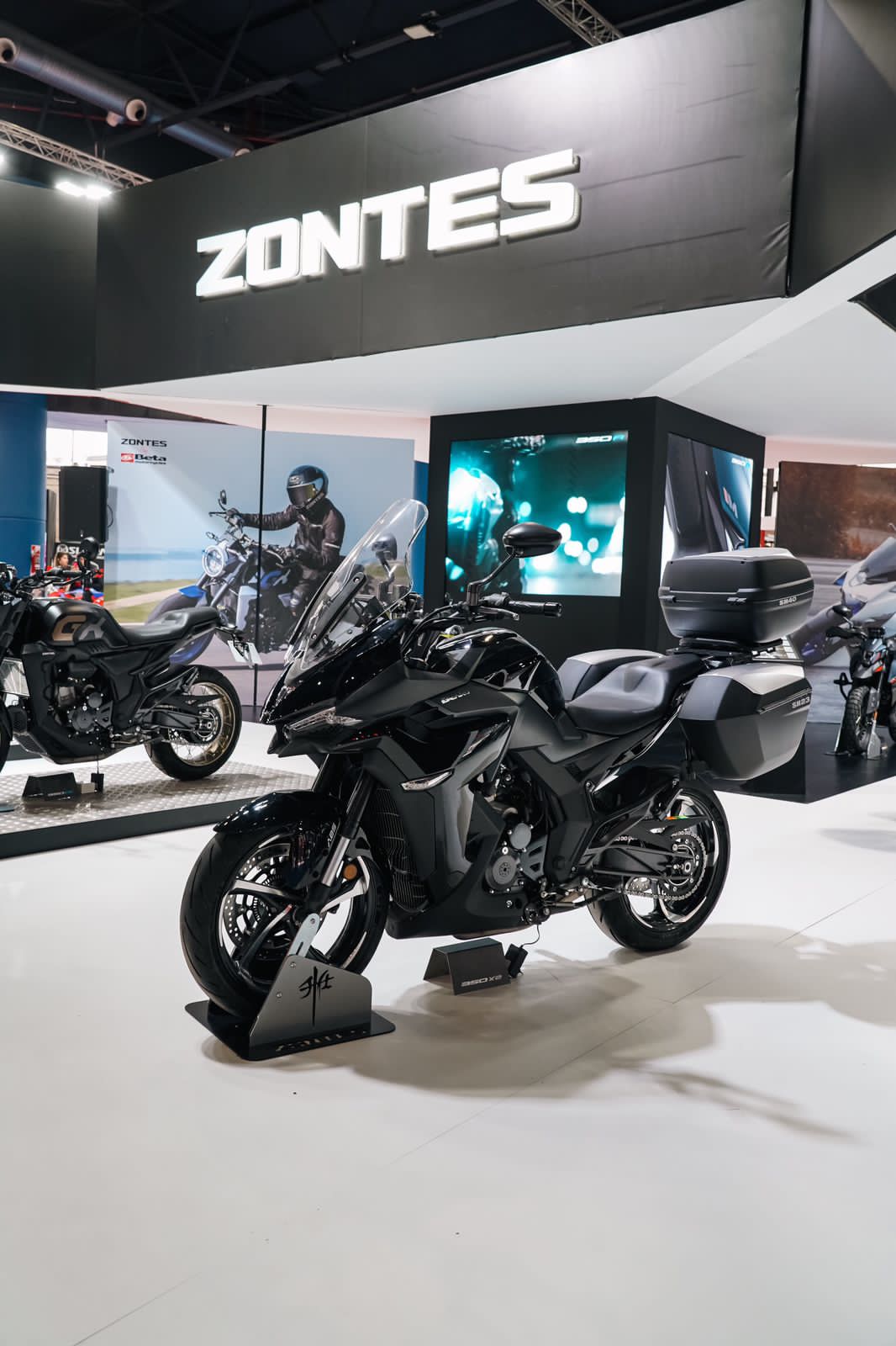Salón Moto 2023: Zontes y el modelo Uniqlo para el mundo de las dos ruedas  – Motoblog.com