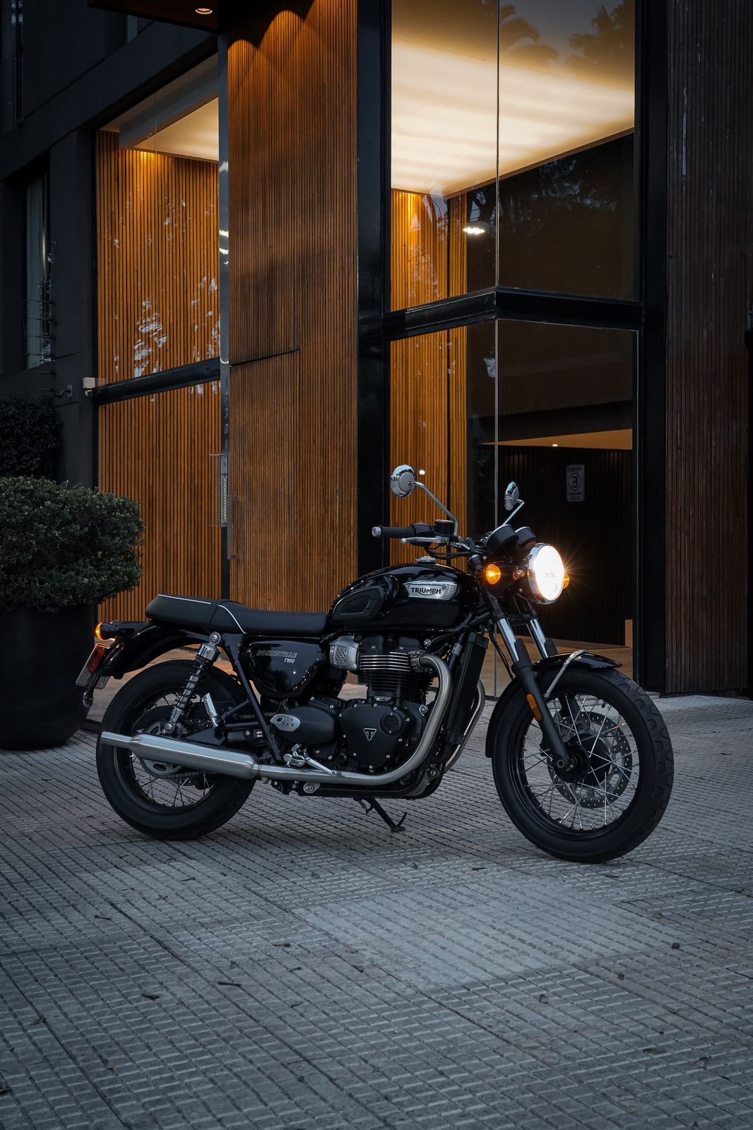 Test Ride: Triumph Bonneville T100 - Motoblog.com
