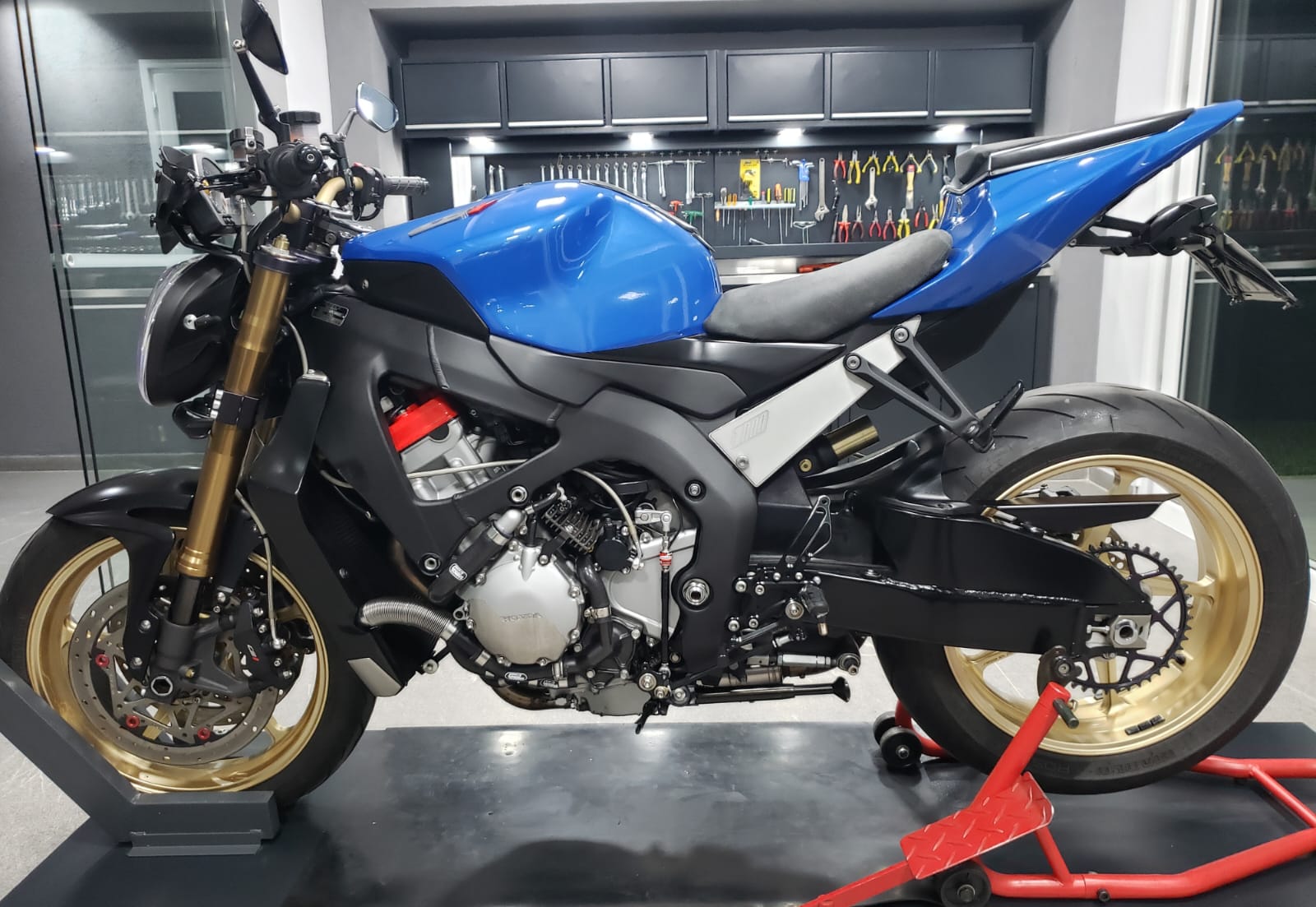 Moto CB1